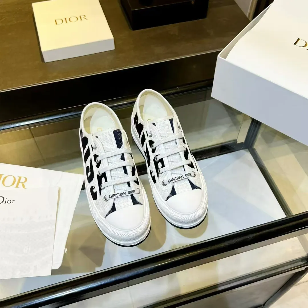 👟👟Ex-factory price 520👟👟 Dior’s 2025 Walk ‘n’ Dior embroidered mid-top casual shoes are new. On the fashion stage, Dior embroidered shoes are the well-deserved protagonist. Delicate stitching is used on the upper, every stitch is devoted to the craftsman's efforts, and every thread is woven with artistic poetry. From complex floral patterns to smart geometric textures, embroidery is like the magic that gives shoes life, allowing them to show dynamic beauty even in static conditions.   Wearing Dior embroidered shoes feels like stepping into a dream world full of art. It is not only a pair of shoes, but also a walking piece of art that perfectly integrates fashion and culture. Whether you are strolling on the bustling city streets or attending important social occasions, Dior embroidered shoes can add unique charm to your style and become the focus of everyone's attention.   Choosing Dior embroidered shoes means choosing a persistent pursuit of quality and a unique understanding of fashion. Let it accompany you through every wonderful moment and leave your own fashion mark.  Material: Sheepskin lining, feet, silk cowhide, size 35-41, heel height 5cm